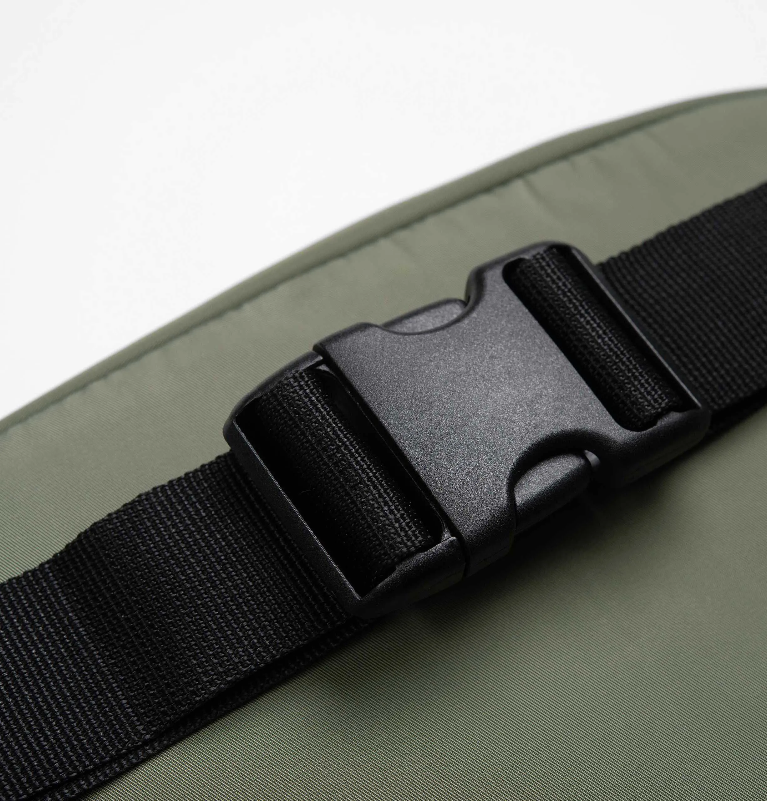 Carhartt WIP Military Hip Bag – Dollar Green/Black